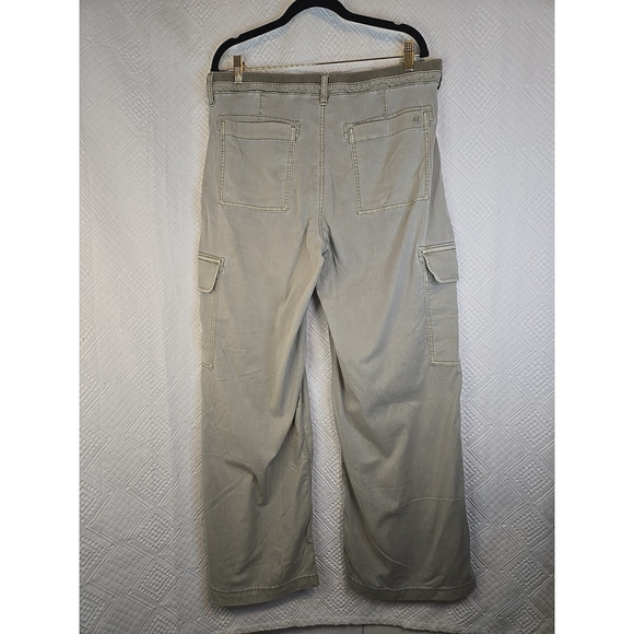 American Eagle Women 12 Long Olive Wide Leg Cargo Pants Lyocell Stretch Elastic - Picture 4 of 8